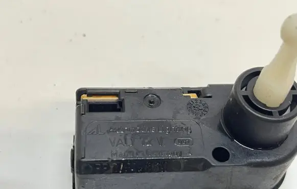 Headlight level adjustment motor