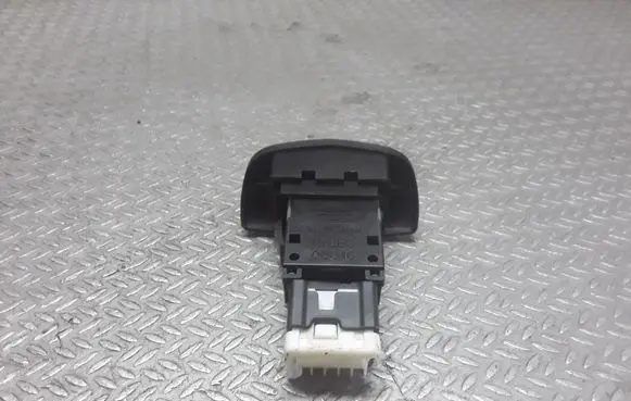 Nissan Primera Hazard light switch 06016