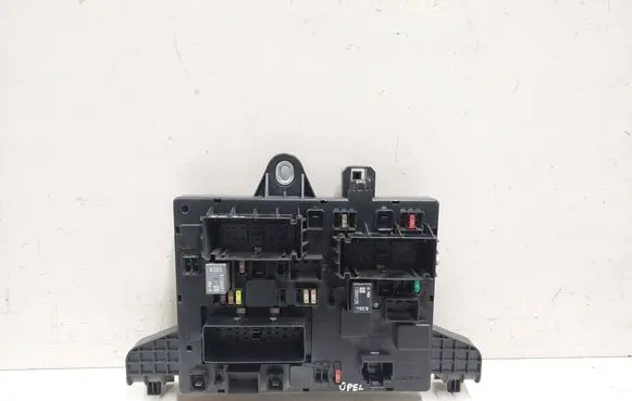 Opel Astra J Fuse module 13343950 365927271 1101800000