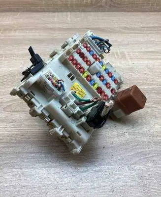 Nissan Primera Fuse module 24350AV700 0211031
