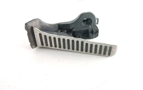 Accelerator throttle pedal