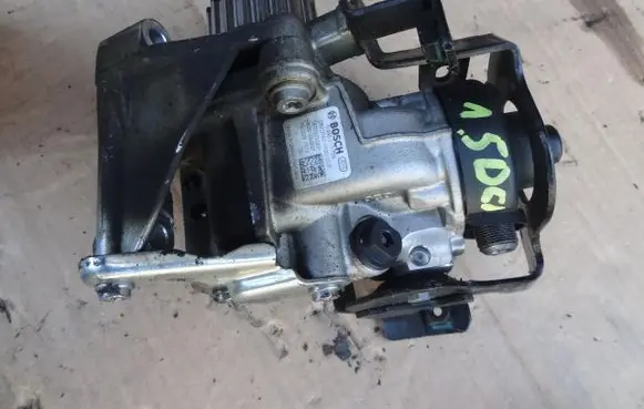 Renault Clio I Fuel injection high pressure pump 167007358R H8201434847