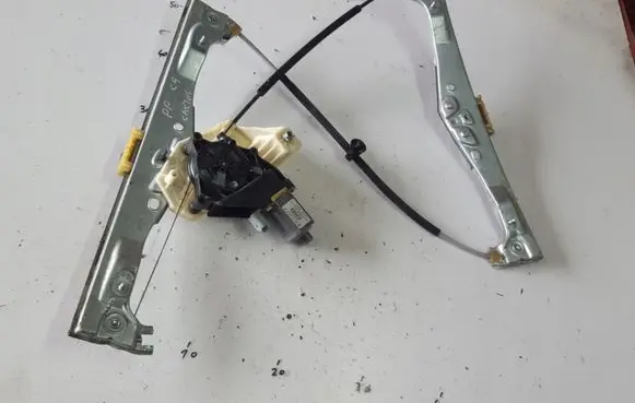 Citroen C4 Cactus Front door window regulator with motor