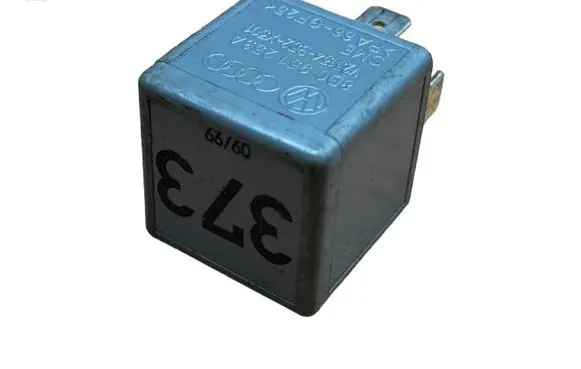 Volkswagen PASSAT B6 Other relay 8D0951253A