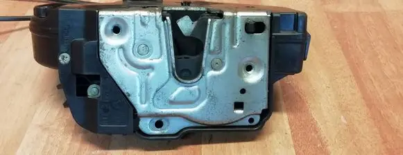 Mercedes-Benz C W203 Rear door lock 2037300235 A2037300235 9Z03909L
