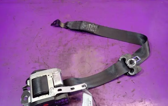 Volkswagen Polo IV 9N3 Front seatbelt