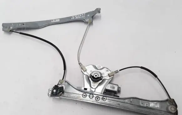 Renault Clio III Front window lifting mechanism without motor 8200843592