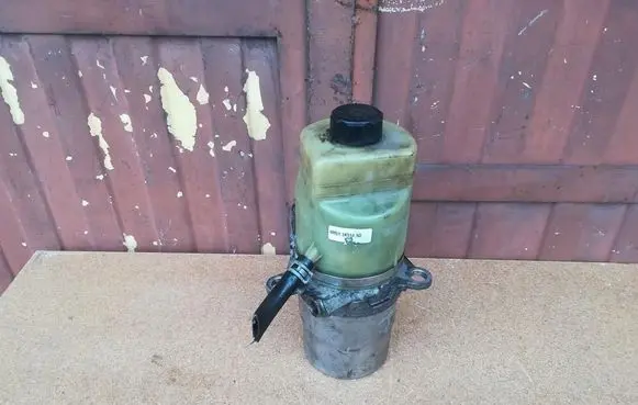 Ford Focus Power steering pump 4M513K514AD