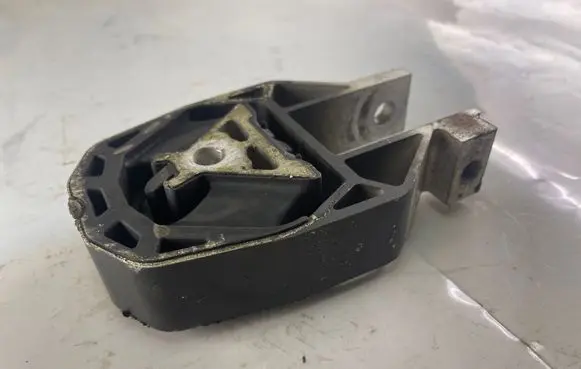 Volvo V40 Gearbox mount av616p082ac
