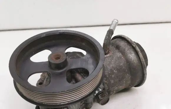 Toyota Avensis T250 Power steering pump J8E12328