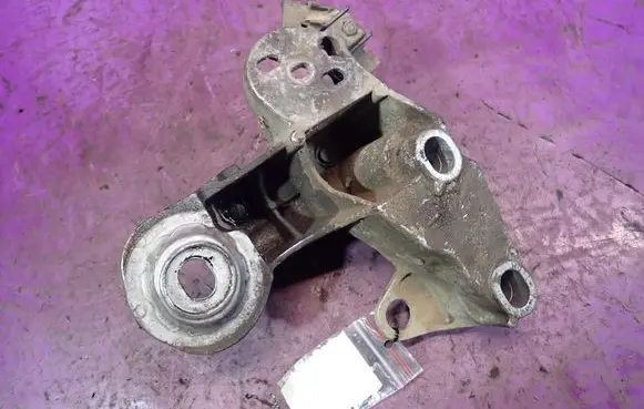 Audi A6 Allroad C5 Engine mounting bracket 