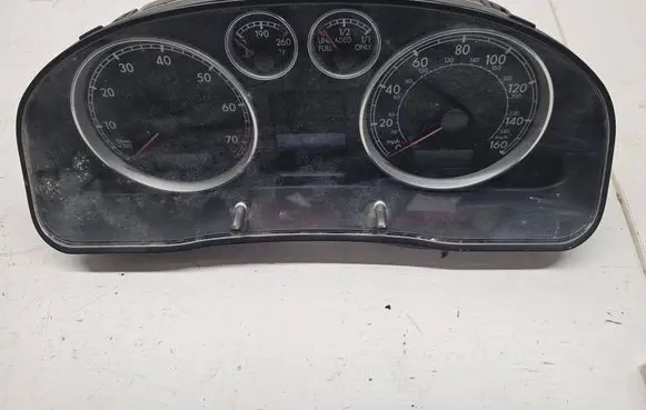 Volkswagen PASSAT B5 Speedometer (instrument cluster) 110080137 C0682