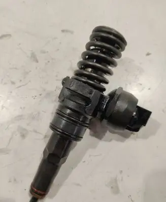 Volkswagen Golf IV Fuel injector 038130073AJ