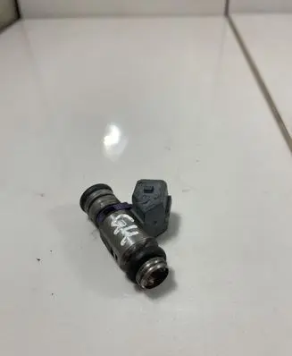 Volkswagen Golf IV Fuel injector 036031A