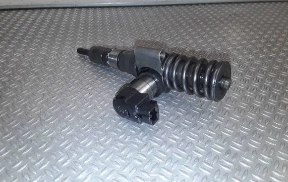 Volkswagen PASSAT B6 Fuel injector 000130073SX