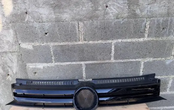 Volkswagen Golf Plus Front bumper upper radiator grill 5M0853653
