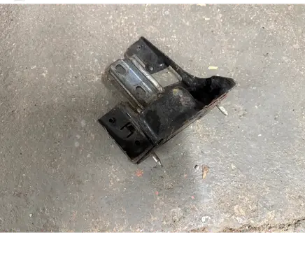 Engine mounting bracket