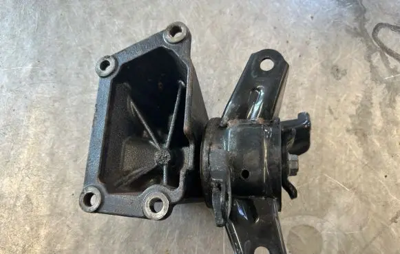 Hyundai Santa Fe Engine mount bracket