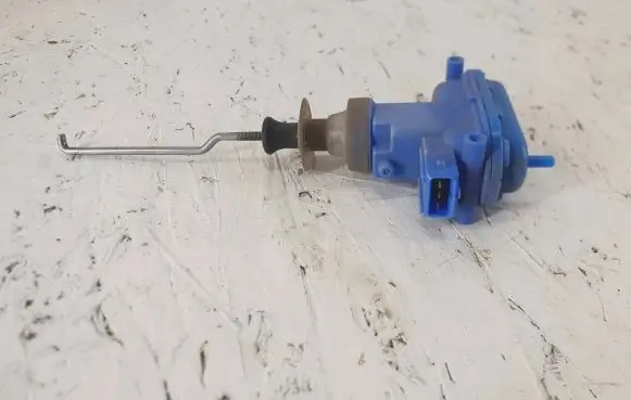 Audi 80 90 S2 B4 Central locking vacuum pump 893862153C