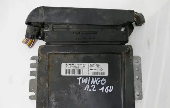 Renault Twingo I Engine control unit/module 8200102371