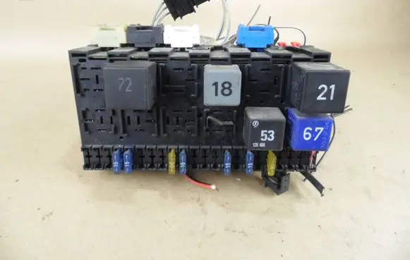 Volkswagen Golf III Fuse box set 357937039