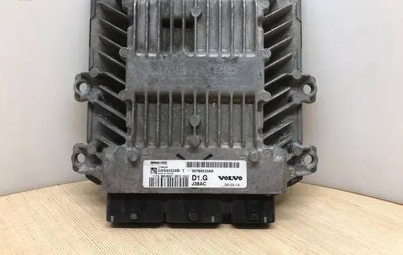 Volvo V50 Engine control unit/module 5WS40328BT J38AC 30785520AA
