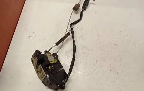 KIA Carens I Front door lock