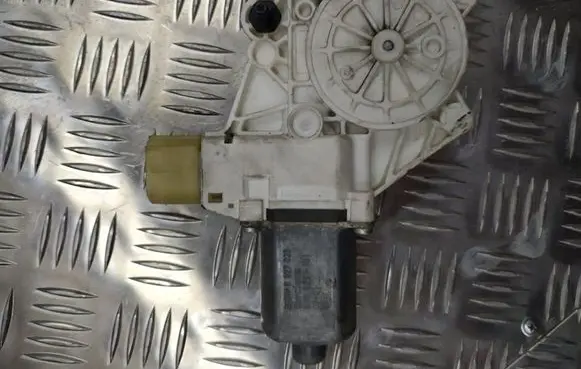 BMW 1 E81 E87 Front door window regulator motor 6927028