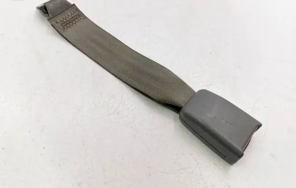 KIA Carens I Rear seatbelt buckle