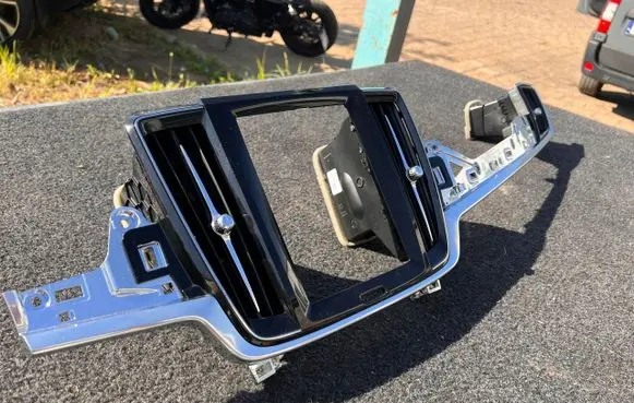 Volvo V90 Cross Country Radio/GPS head unit trim 