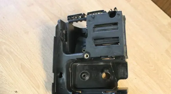 Volkswagen Golf V Fuse box cover 1K0937540