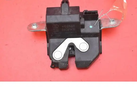 Opel Corsa E Tailgate/trunk/boot lock/catch/latch 39021416