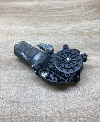 Citroen Xsara Picasso Front door window regulator motor 0130821762