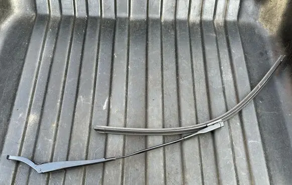 Front wiper blade arm