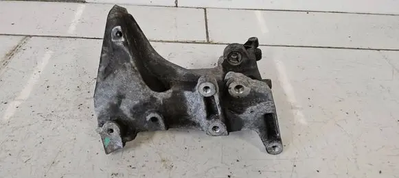 Peugeot 3008 I Generator/alternator bracket 9685991680