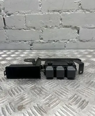 Subaru Legacy Relay mounting block RB203300B