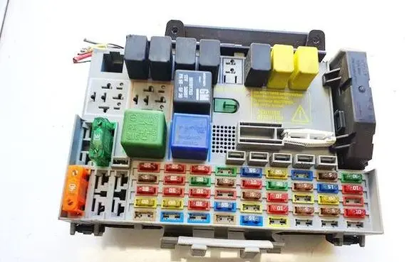 Opel Zafira A Fuse box set 24431677 24412497