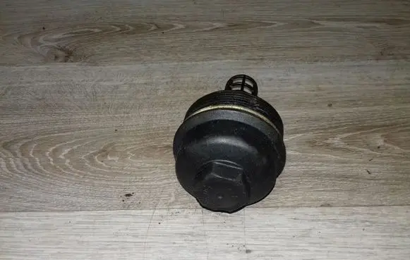 Volvo V70 Oil filter cover 6740217339