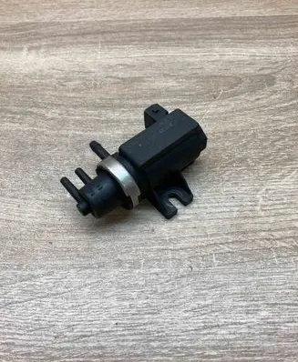 BMW 5 E39 Turbo solenoid valve 2246175