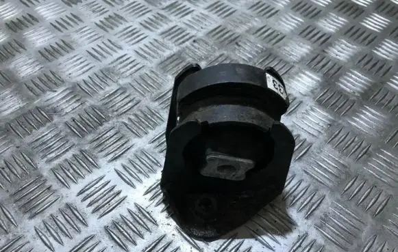 Toyota Avensis T250 Engine mount bracket
