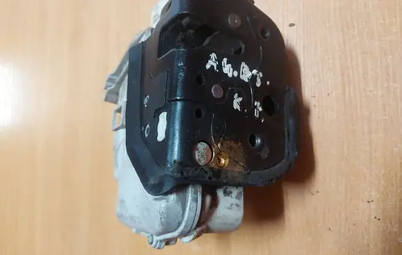 Audi A4 S4 B7 8E 8H Front door lock 8E1837015AA