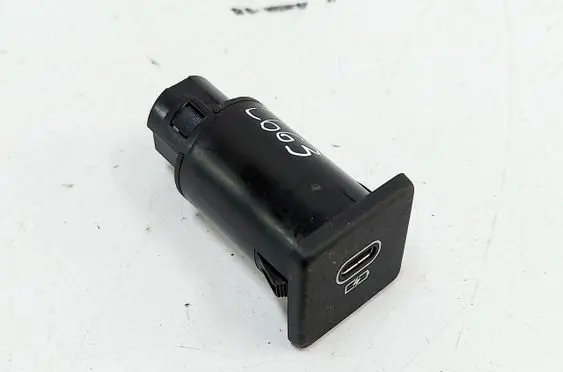 Land Rover Defender USB socket connector M8E2-19010-CA