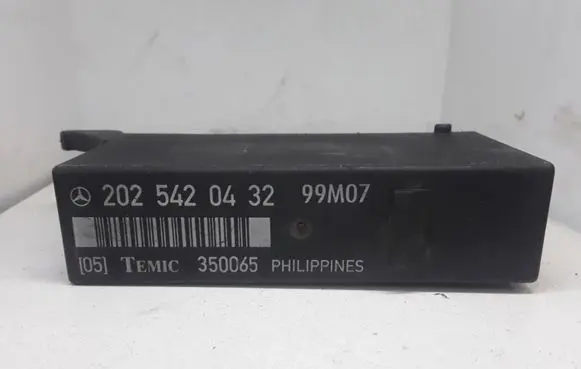 Mercedes-Benz C W202 Light module LCM 2025420432