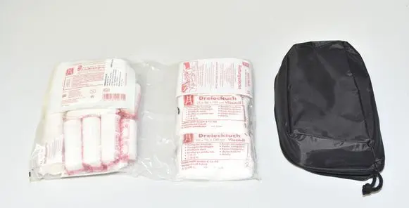 BMW 1 E82 E88 First aid kit 9133331