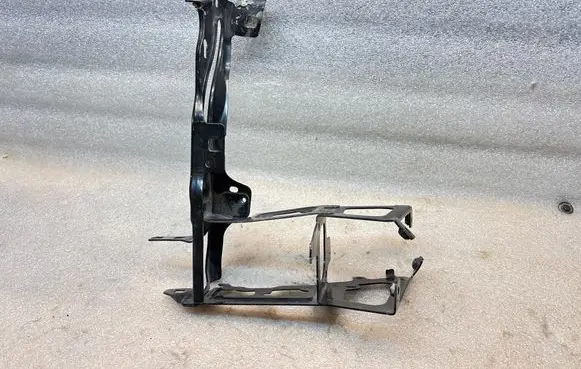 Headlight/headlamp mounting bracket