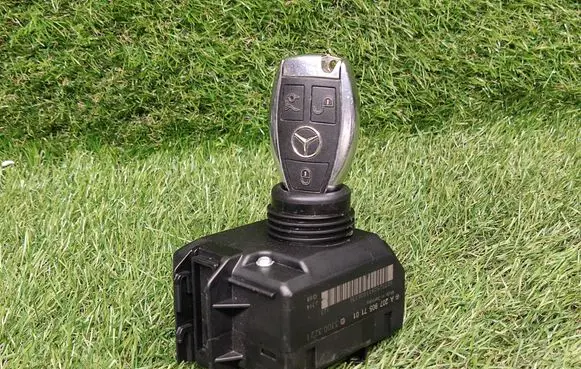 Mercedes-Benz C W204 Ignition lock A2079057101 33003221