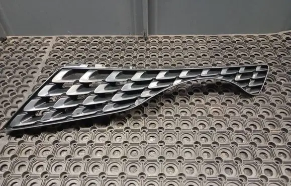 Nissan Juke I F15 Front bumper upper radiator grill 62075BV80A
