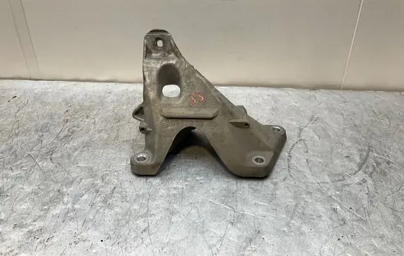 Engine mounting bracket