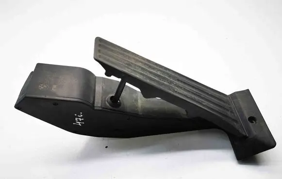 Accelerator throttle pedal