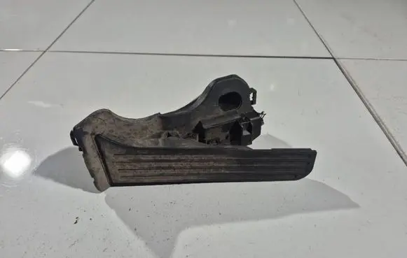 Accelerator throttle pedal